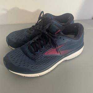 Women’s Brooks Dyad 11 Running Shoes. Size 9.5 WIDE.